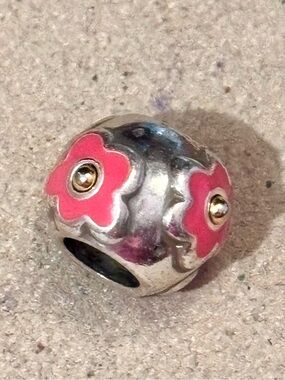 Brighton Daisy bead in bright Pink Big  enameled flowers on Silver Retired